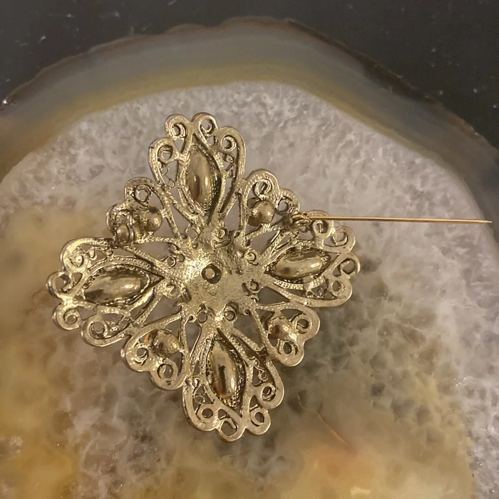 Xxsoldxx Silver tone Filigree brooch with faux purple & burgundy rhinestone - Picture 3 of 9